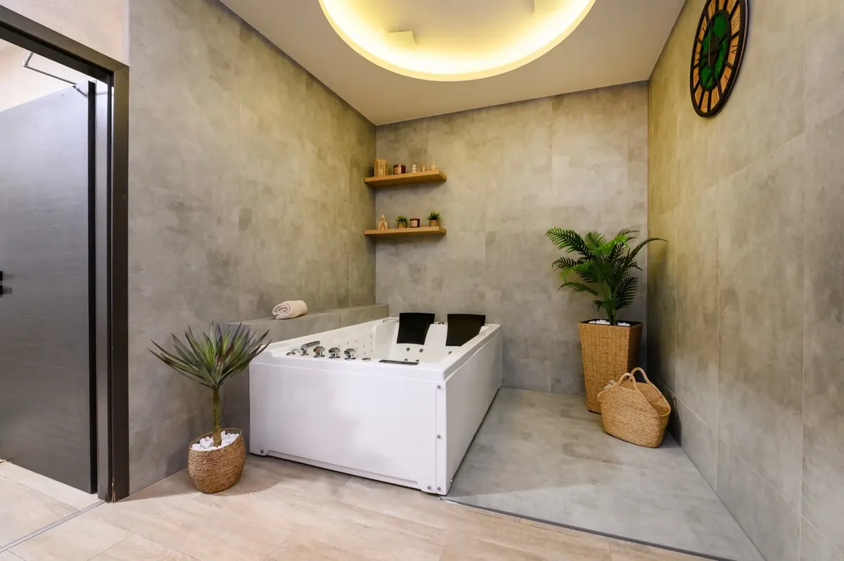 Hydromasážní vana v privátním wellness Nexus Recovery Plzeň